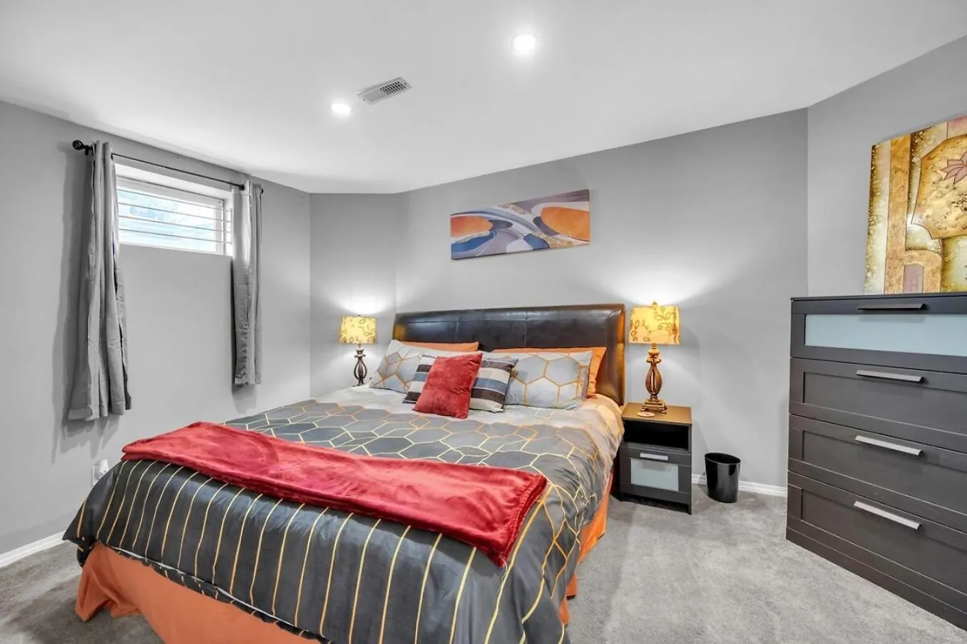 Holiday home 12 Spacious Home W Ac, Crib, Garage, By Airport Calgary