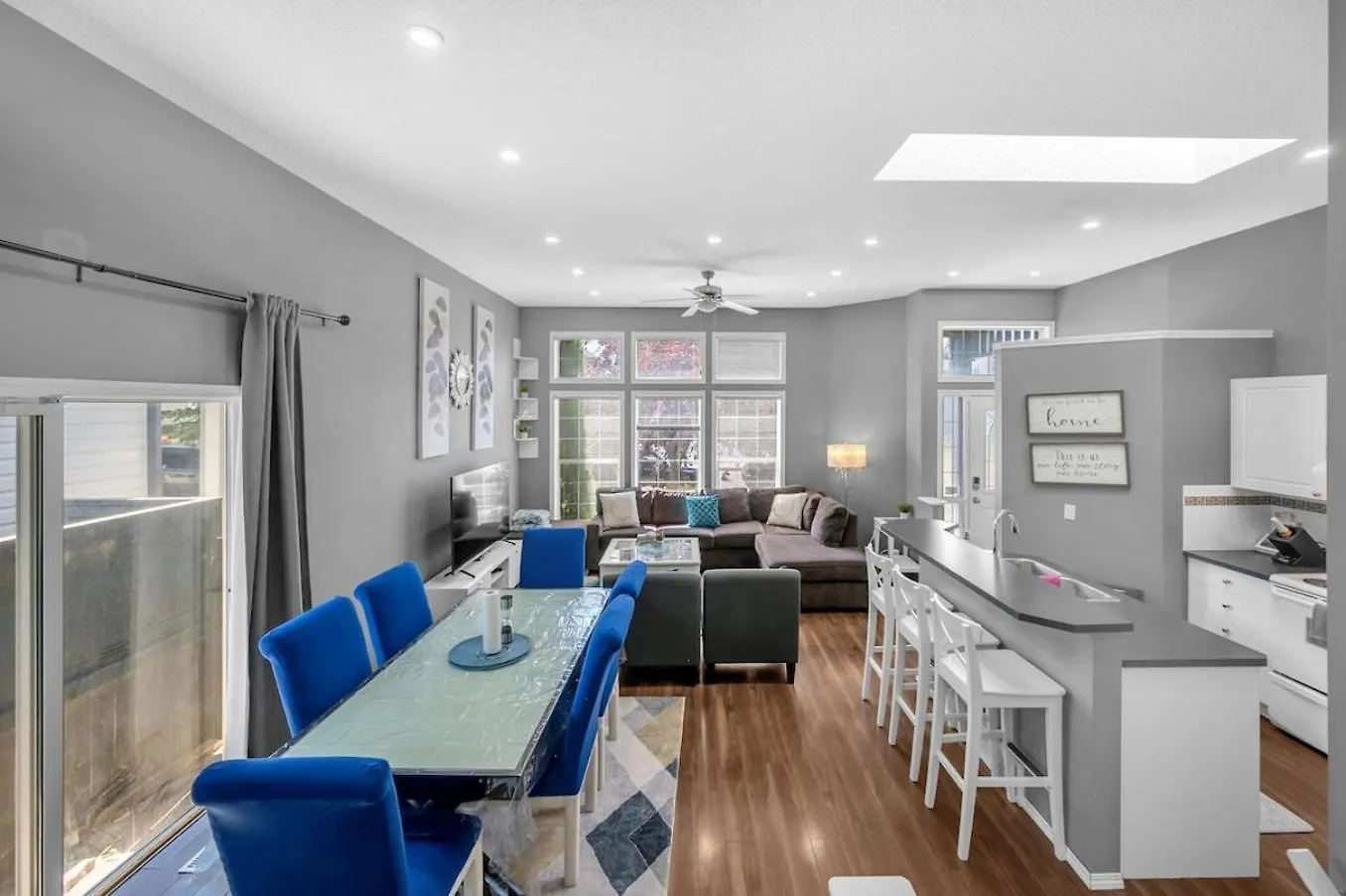 12 Spacious Home W Ac, Crib, Garage, By Airport Calgary 0*,  Canada