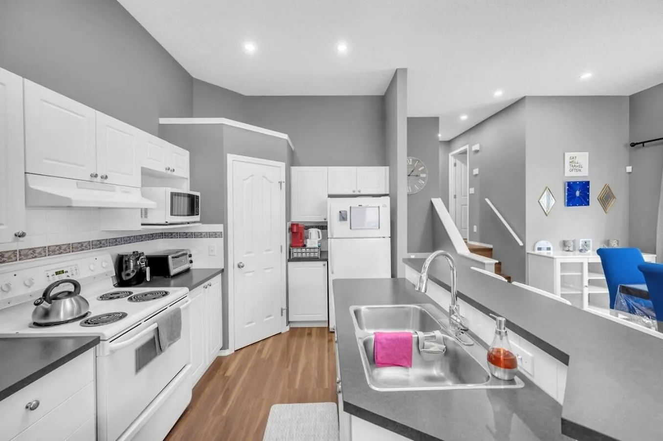 12 Spacious Home W Ac, Crib, Garage, By Airport Calgary