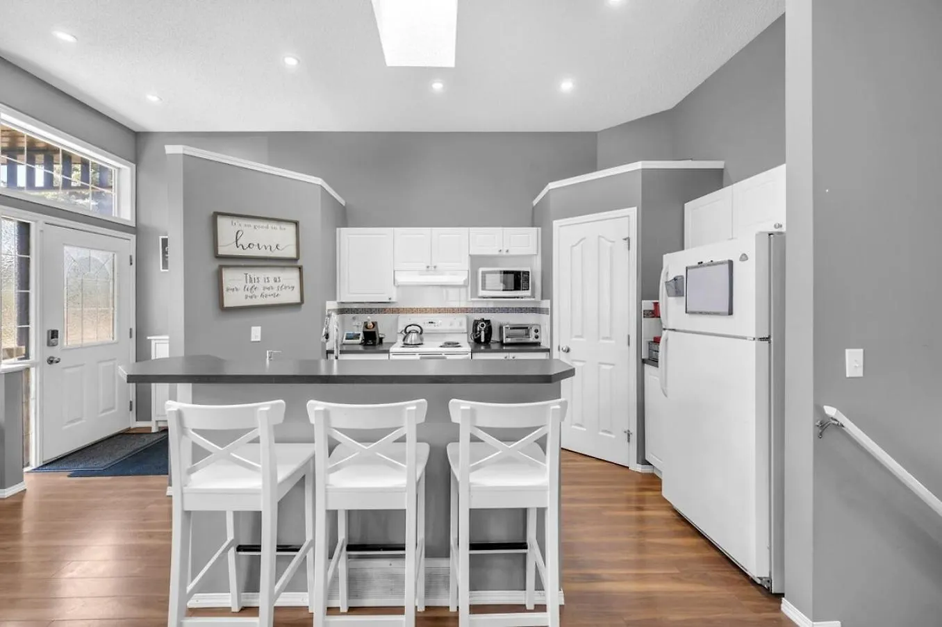 12 Spacious Home W Ac, Crib, Garage, By Airport Calgary Holiday home