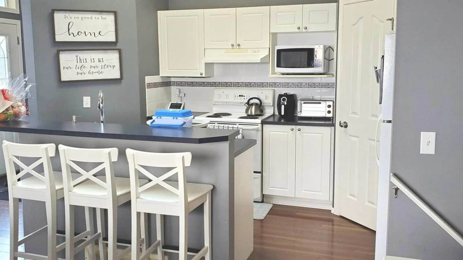 12 Spacious Home W Ac, Crib, Garage, By Airport Calgary Canada
